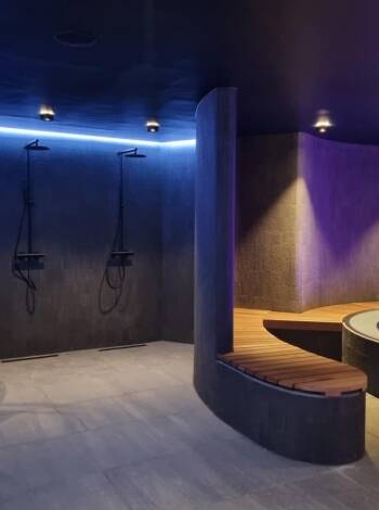 Her kan du slappe av i et 300 m² stort spa med omfattende velværefasiliteter.