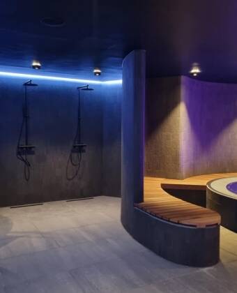 Entspannen Sie sich in einem 300 m² großen Spa mit umfangreichen Wellness-Einrichtungen.