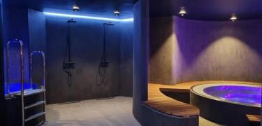 Her kan du slappe av i et 300 m² stort spa med omfattende velværefasiliteter.