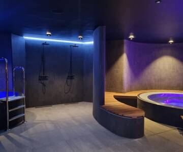 Her kan du slappe av i et 300 m² stort spa med omfattende velværefasiliteter.