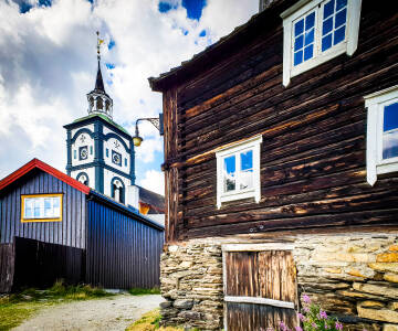 I Røros, som sedan 1980 finns med på UNESCO:s världsarvslista, blandas historia och modernt liv.