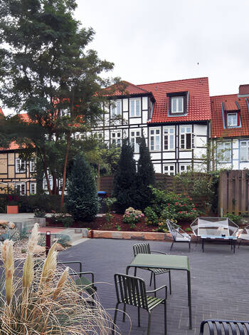 Hotellet är beläget i Rendsburgs historiska gamla stadsdel.