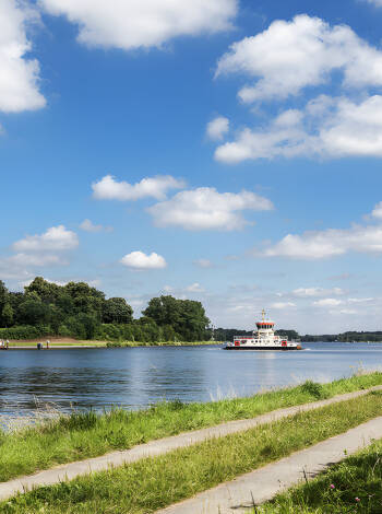 Rendsburg ligger i den tyska regionen i Slesvig-Holsten, vid Kielerkanalen och Ejderen.
