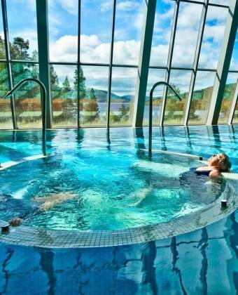 Das 800 m² große Spa bietet einen beheizten Pool, Whirlpools, Massagestationen und wunderbare Ausblicke.