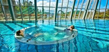 The 800 m² spa offers a heated pool, whirlpools, massage stations and wonderful views.