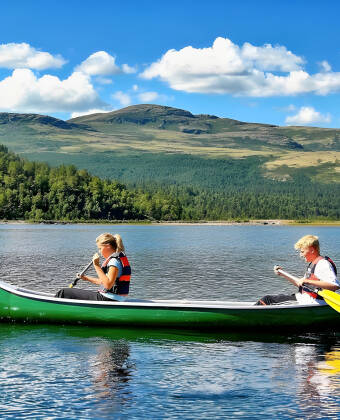 Tag på kajaktur, kast snøren ud, eller tag en forfriskende svømmetur i Savalen-søen.