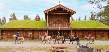 Ridning erbjuder ytterligare ett sätt att uppleva Savalens vackra natur.