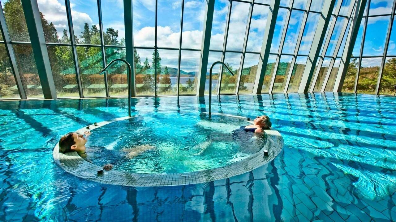 The 800 m² spa offers a heated pool, whirlpools, massage stations and wonderful views.