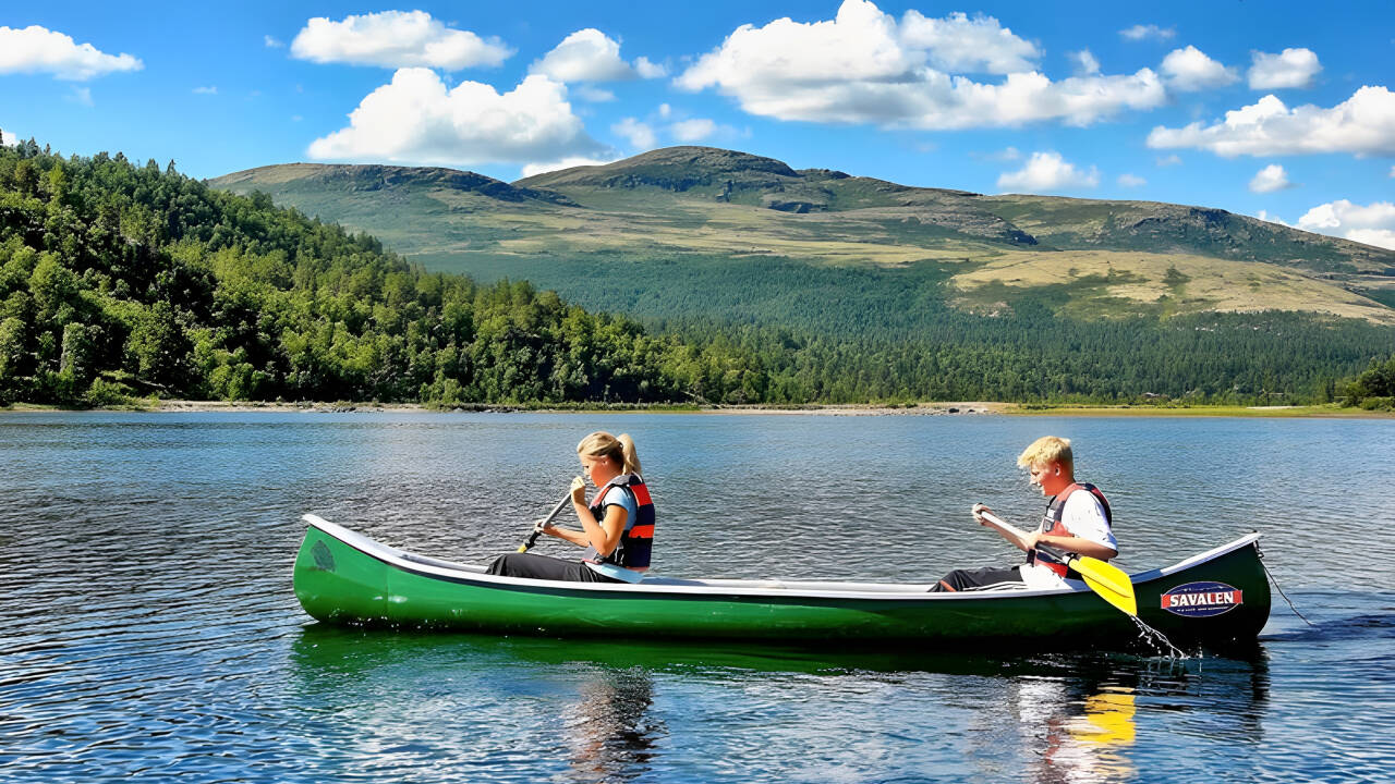Go kayaking, cast a fishing line or take a refreshing swim in Lake Savalen.