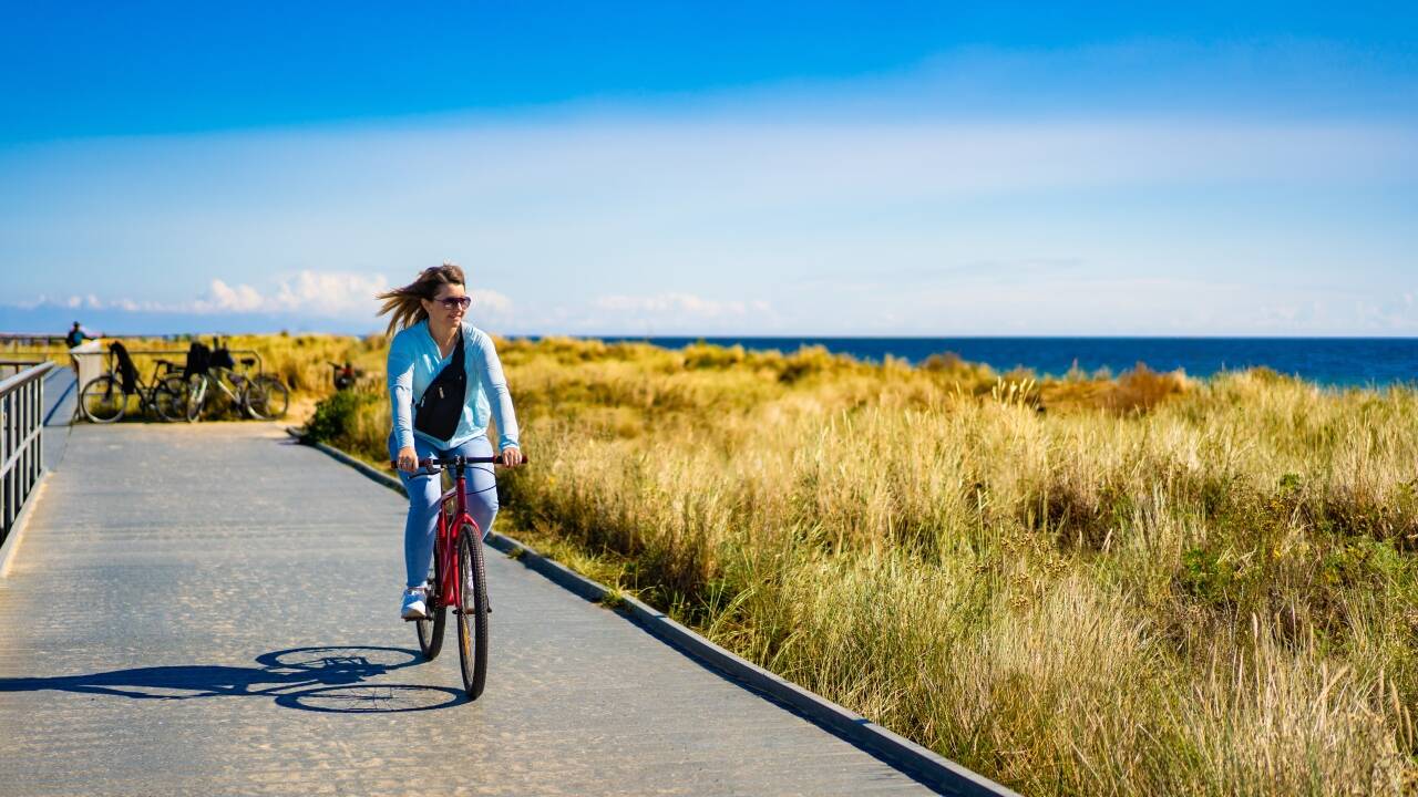 Från vattensporter till cykling – området erbjuder många möjligheter att vara aktiv och njuta av naturen.