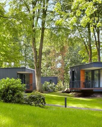Die Lodges sind von viel Grün und Ruhe umgeben und vermitteln ein Gefühl von Weite, Frieden und Nähe zur Natur.