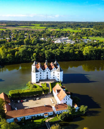 Das beeindruckende Schloss Glücksburg liegt in der Nähe und sorgt für ein kulturelles Highlight während Ihres Aufenthalts.