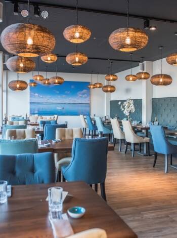 En aften er middagen allerede klaret på en nærliggende restaurant, så du kan slappe af og nyde atmosfæren ved kysten.