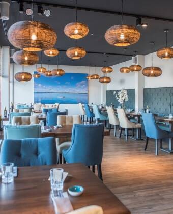 En aften er middagen allerede klaret på en nærliggende restaurant, så du kan slappe af og nyde atmosfæren ved kysten.