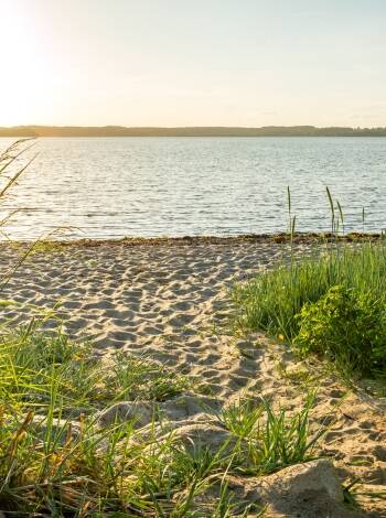 Stranden ligger precis utanför dörren och inbjuder till långa promenader längs kusten.
