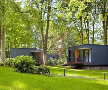 Die Lodges sind von viel Grün und Ruhe umgeben und vermitteln ein Gefühl von Weite, Frieden und Nähe zur Natur.