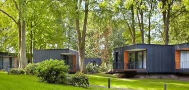 Die Lodges sind von viel Grün und Ruhe umgeben und vermitteln ein Gefühl von Weite, Frieden und Nähe zur Natur.