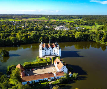 Det imponerende Glücksburg slott ligger i nærheten og gir et kulturelt høydepunkt til oppholdet.