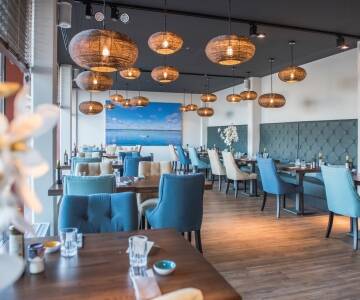 An einem Abend wird das Abendessen bereits in einem nahe gelegenen Restaurant serviert, sodass Sie sich entspannen und die Atmosphäre an der Küste genießen können.