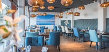 An einem Abend wird das Abendessen bereits in einem nahe gelegenen Restaurant serviert, sodass Sie sich entspannen und die Atmosphäre an der Küste genießen können.