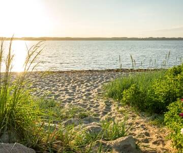 Stranden ligger lige uden for døren og indbyder til lange gåture langs kysten.