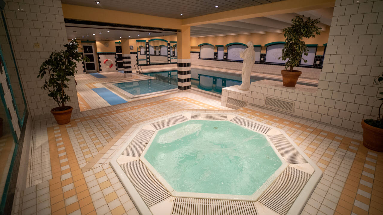 Lassen Sie sich während Ihres Aufenthalts im hoteleigenen Wellnessbereich mit Innenpool, Kinderbecken, Whirlpool, Saunen und kleinem Fitnessraum verwöhnen.