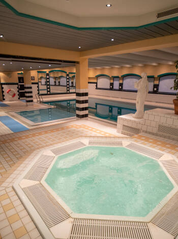 Lassen Sie sich während Ihres Aufenthalts im hoteleigenen Wellnessbereich mit Innenpool, Kinderbecken, Whirlpool, Saunen und kleinem Fitnessraum verwöhnen.