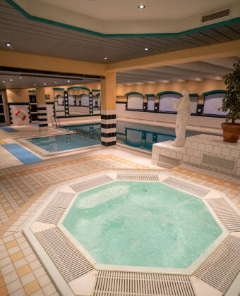 Lassen Sie sich während Ihres Aufenthalts im hoteleigenen Wellnessbereich mit Innenpool, Kinderbecken, Whirlpool, Saunen und kleinem Fitnessraum verwöhnen.