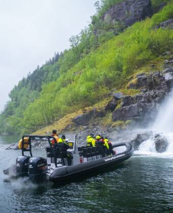 Genießen Sie eine RIB-Safari mit Hardangerfjord Adventures. Ihr Hotelpaket enthält 15% Rabatt.