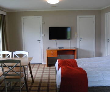 Motelværelserne er lyse med en moderne indretning, og de har alle et lille kitchenette.