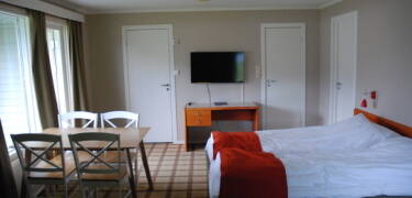 Motelværelserne er lyse med en moderne indretning, og de har alle et lille kitchenette.