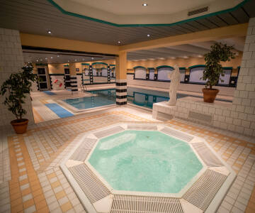 Lassen Sie sich während Ihres Aufenthalts im hoteleigenen Wellnessbereich mit Innenpool, Kinderbecken, Whirlpool, Saunen und kleinem Fitnessraum verwöhnen.