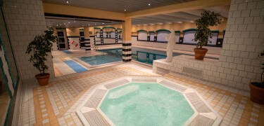 Under opholdet har I fri adgang til hotellets dejlige wellnessafdeling, som byder på indendørs pool, boblebad og sauna.