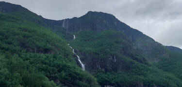 Besøk Tvinde-fossen og opplev en ekte foss veldig nær!