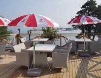 Hotel Wettern ligger ligger langs med stranden ved Vättern. Det er en nydelig utsikt med stoler utenfor på terrassen.
