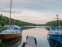 Området tilbyder en bred vifte af aktiviteter med bådture, fiskeri og ørredsafari.