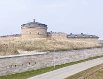 Fra hotellet er der kun en kort spadseretur til Karlsborgfæstningen.
