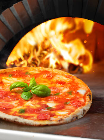 Genießen Sie im Restaurant großartiges Essen. Im Strandcafé können Sie auch Pizza aus dem Steinofen genießen.