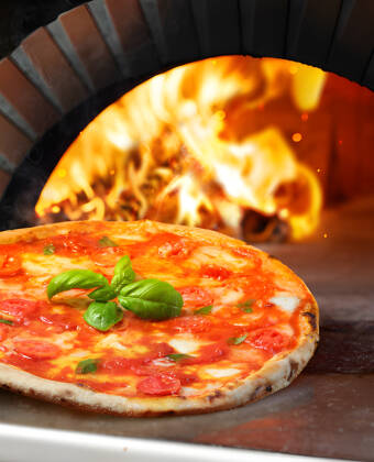 Nyt fantastisk mat laget fra bunnen av i restauranten. I strandkaféen kan dere også nyte pizza fra steinovn.