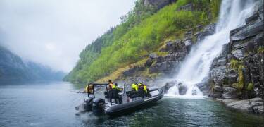 Nyt en RIB-safari med Hardangerfjord Adventures. Hotellpakken din inkluderer 15 % rabatt.