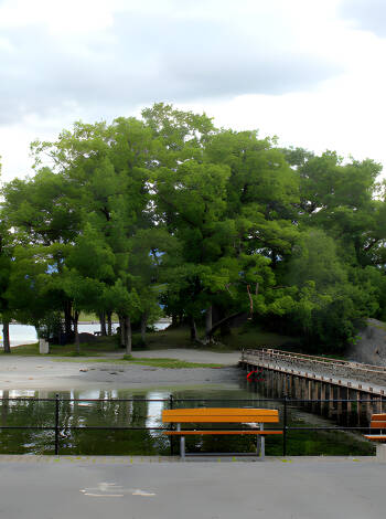 Enjoy beach life on the cosy little bathing island, Peparen, which is accessed via a small footbridge from the mainland.