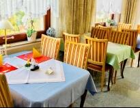 Hotellets køkken er meget anerkendt, og serverer et godt udvalg af velsmagende retter i hyggelige omgivelser.