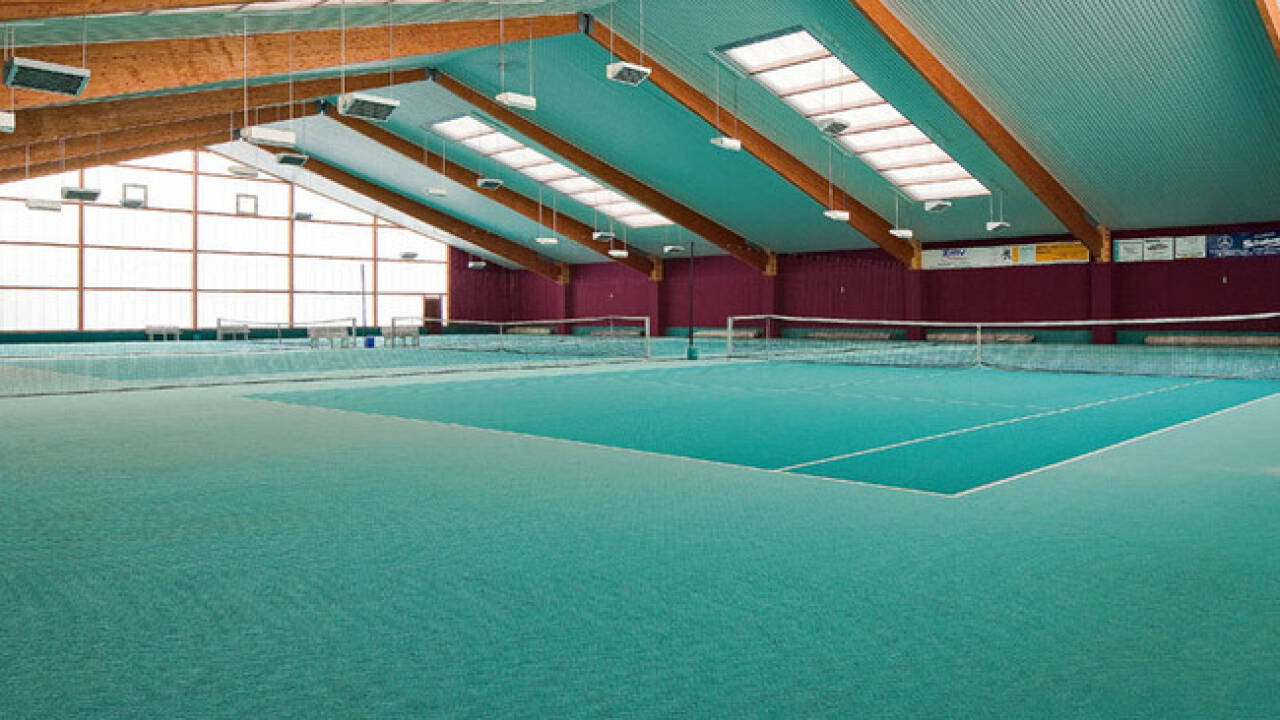 Hotellets gæster kan benytte squash- og tennisbaner samt bowlingbane (mod tillægsgebyr).