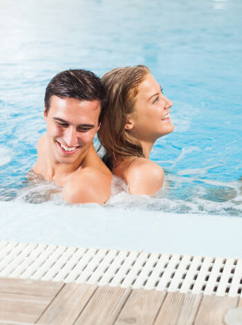 Slappna av på hotellets spa-avdelning där ni hittar en inomhuspool, vattenfall, bubbelpool och bastu
