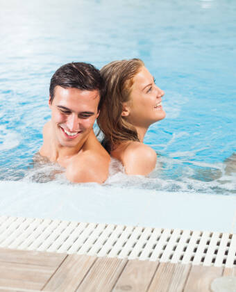 Slap af i hotellets spaområde med vandfald, swimmingpool, Jacuzzi og sauna.