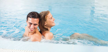 Der Wellnessbereich ist mit einem Innenpool, einem Wasserfall, einem Whirlpool, einem Dampfbad und einer Sauna ausgestattet.