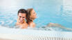 Slap af i hotellets spaområde med vandfald, swimmingpool, Jacuzzi og sauna.