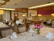 Das Abendessen wird im schönen Hotelrestaurant serviert, in dem regionale und internationale Gerichte serviert werden.