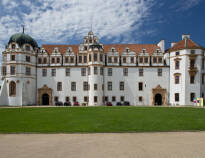 Das Schloss der Stadt wurde von der in Großbritannien geborenen dänischen Königin Caroline Mathilde bewohnt.