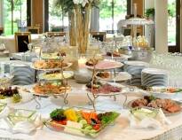 Den stora frukostbuffén på Privathotel Lindtner erbjuder något för alla - vid bra väder kan du äta i hotellets trädgård.